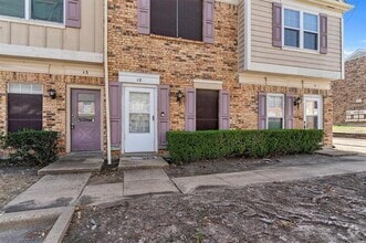 Building Photo - 633 Carriagehouse Ln