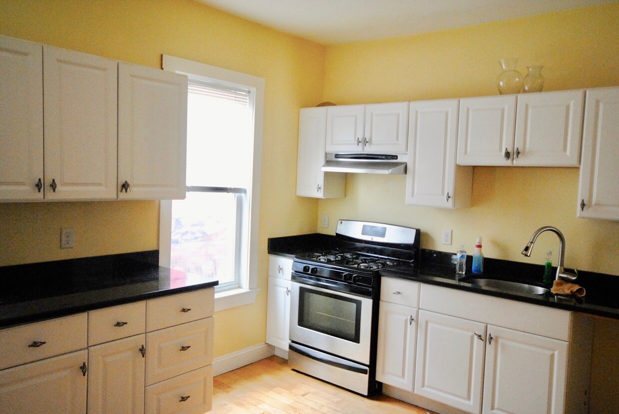 Foto principal - Stunning Renovated 4-Bedroom Near UMass