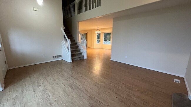 Building Photo - 4 Bed/2.5 Bath in East Anchorage House - A...