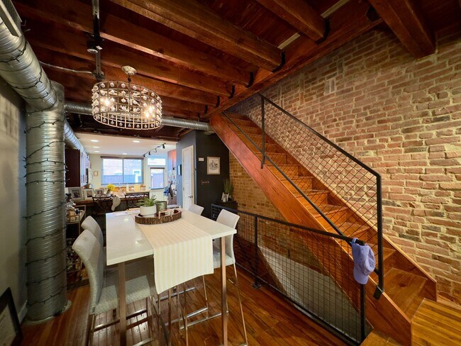 Foto del edificio - Charming 2-Bedroom Townhome with Fenced Ba...
