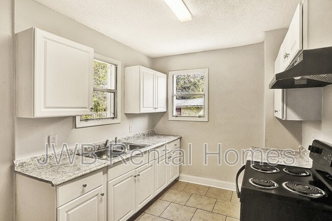 Building Photo - 1171 W 12th St