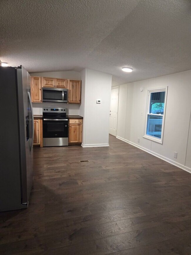 Foto del edificio - $1,700 - 2 Bedroom / 1 Bath Newly Remodeled Home in the Balsam Community