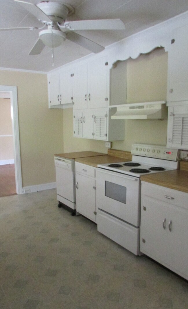 Building Photo - Coming Soon ! Charming 3 Bed, 2 Bath Home ...