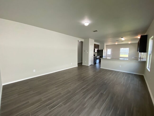Building Photo - Spacious 4 Bedroom ~ Convenient to JBSA Ra...