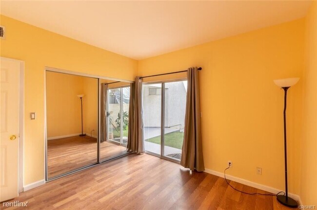 Foto del edificio - 3 br, 3.5 bath Townhome - 14948 Moorpark S...