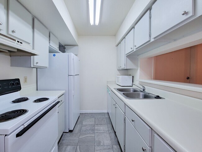 Foto del edificio - Two Bedroom Condo Near Med Center!