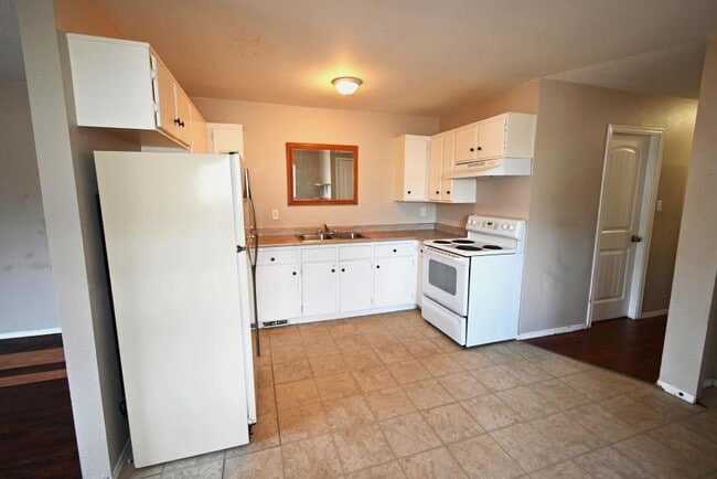 Building Photo - 3 bedroom in Prince George BC V2L 2H2