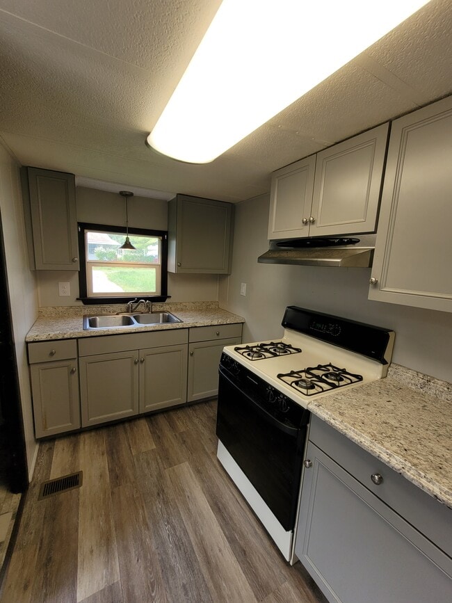 Building Photo - 1100 Pines Rd