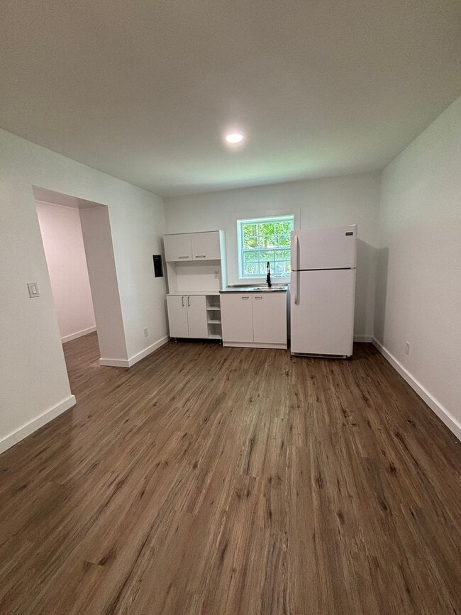 Building Photo - Move in Ready Luxury Renovated Spacious St...