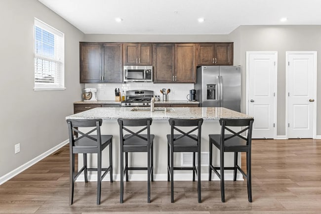 Building Photo - 801 Roselyn Dr