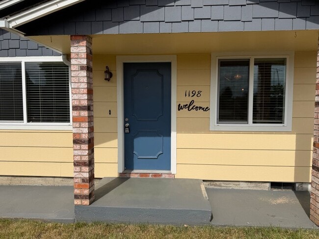 Building Photo - Updated two-bedroom one bathroom duplex in Thurston!