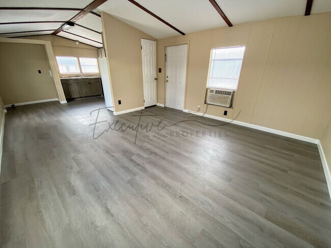 Foto del edificio - Affordable 2BR / 1BA in Sulphur, LA | Water, Trash & Lawn Care Included