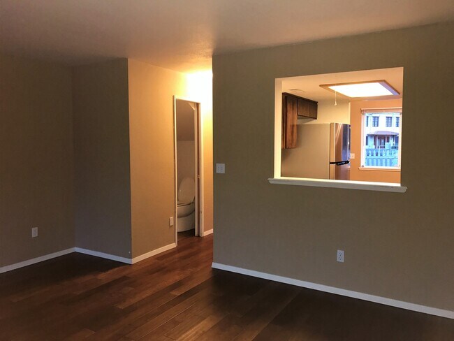 Foto del edificio - Two bedroom townhouse near Downtown!  Available Now