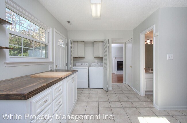 Building Photo - 3 br, 2.5 bath House - 6221 Round Hill Road