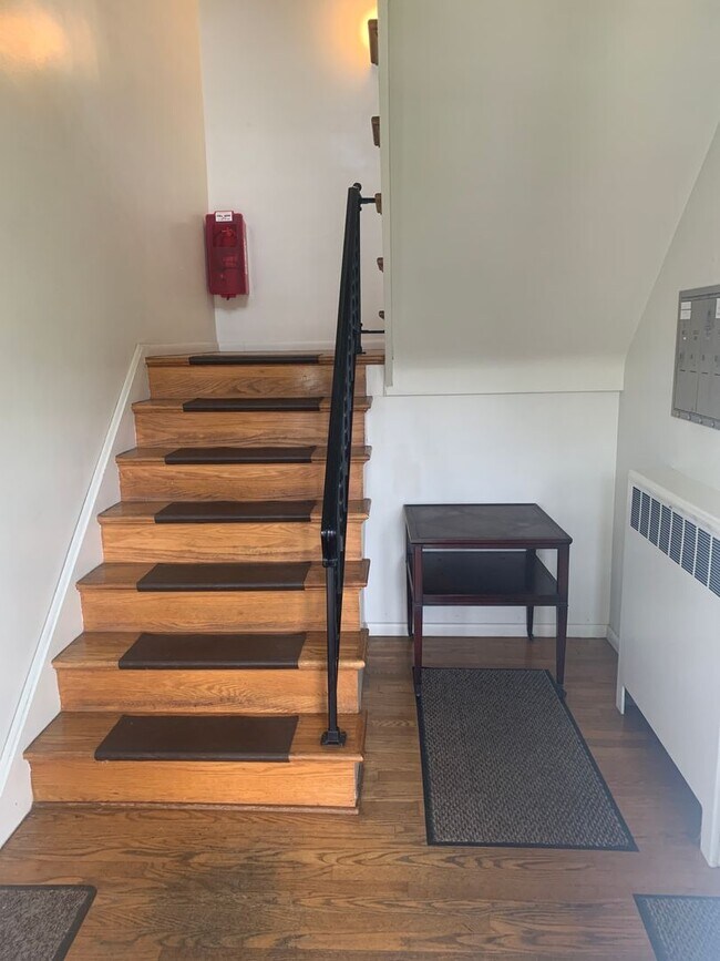 Building Photo - 2nd Floor 2 Bedroom Apartment W/ Parking S...