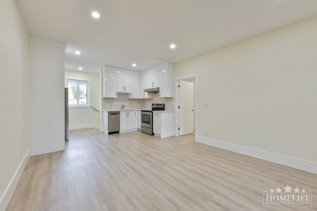 Photo du bâtiment - Bright 1-Bedroom Upper Suite in Brookswood — Private Entry & Peaceful Living