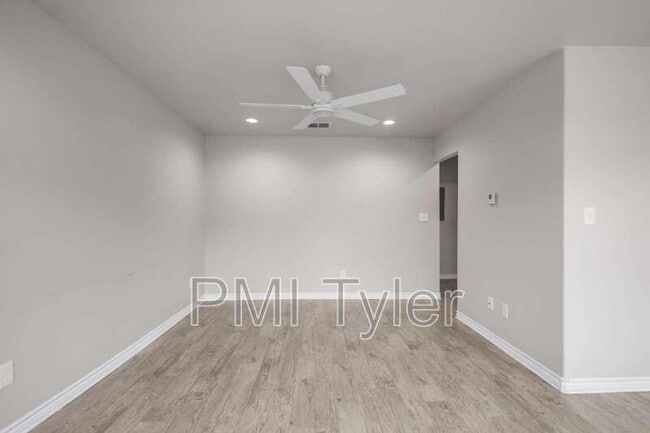 Building Photo - 1816 W Oakwood St