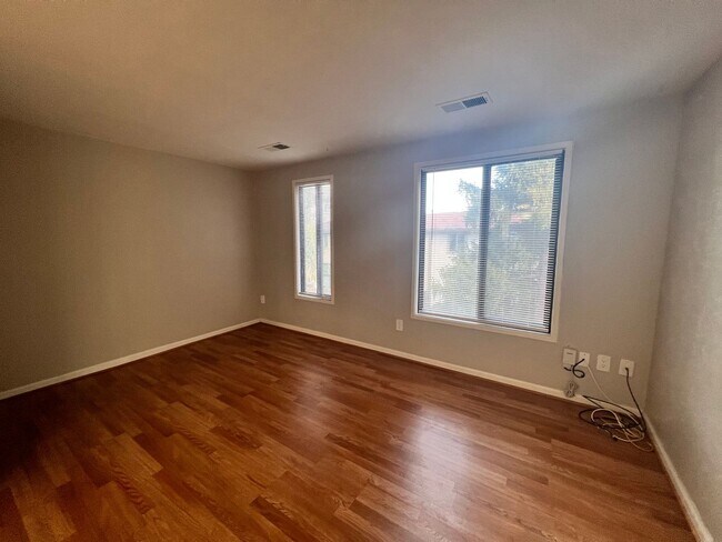 Building Photo - Amazing 2 BR/2 BA EOG Townhome in Montgome...