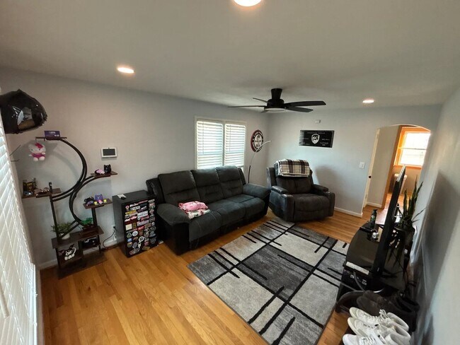Foto del edificio - Massive Parking + Finished Basement Near UNMC & Downtown – $2,000/mo