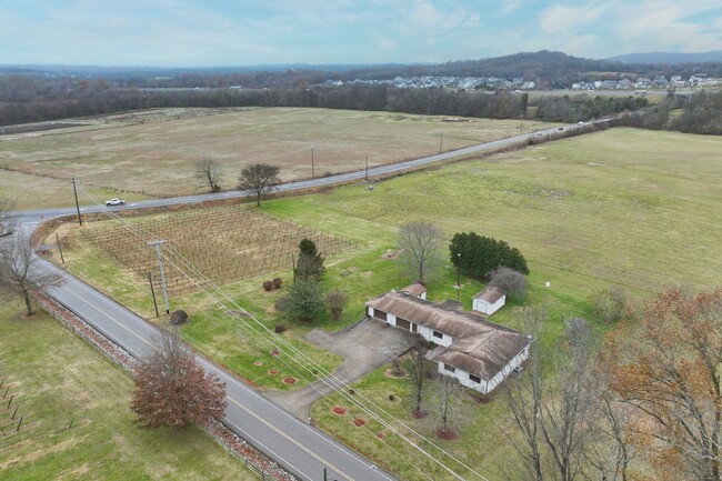 Building Photo - **4 BEDROOM SINGLE LEVEL RANCH HOME ON ACR...