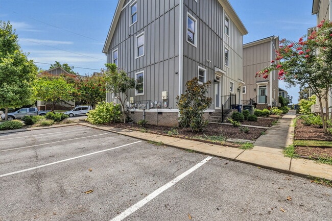Building Photo - MLK @ Fairview