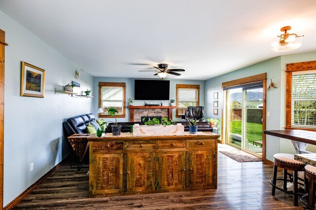 Foto del edificio - Beautiful home in Ryen Glenn with Fantasti...