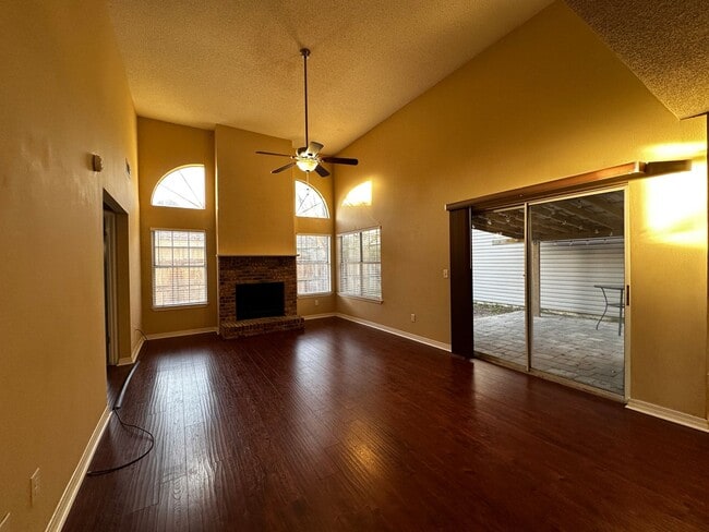 Building Photo - Great home between Eglin & Hurlburt Field!