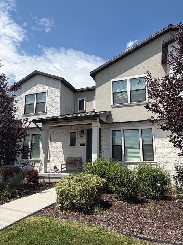 Building Photo - Beautiful Townhouse!!!