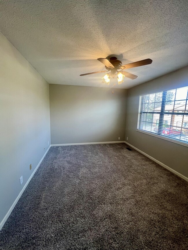 Building Photo - 1221 Crest Brook Dr