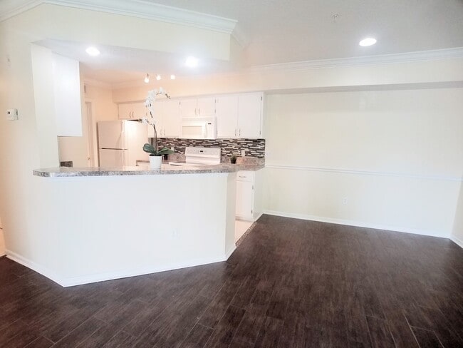 Building Photo - Beautiful  2/2 condo  for rent  next to Wa...