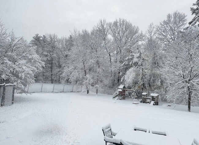 Foto del edificio - 395 Critchett Rd