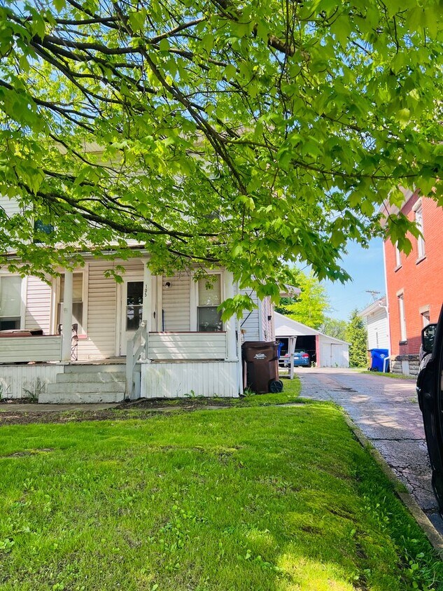 105 S Mercer St Unit 105 S Mercer Apt 201, Greenville, PA 16125 Room