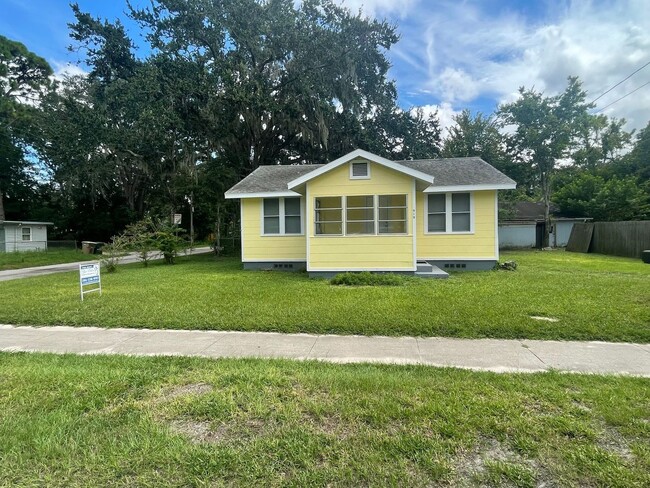 Spacious 2 bedroom, 1 bathroom home Availa... - Spacious 2 bedroom, 1 bathroom home Availa...