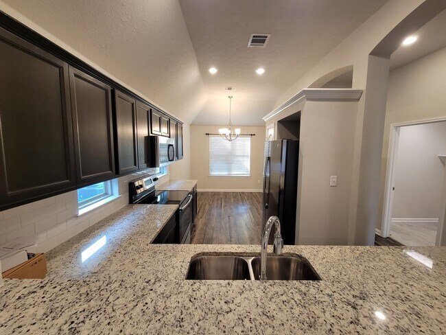 Foto del edificio - Bryan - 3 bedroom / 2 bath / 2 car garage house with fenced in back yard.