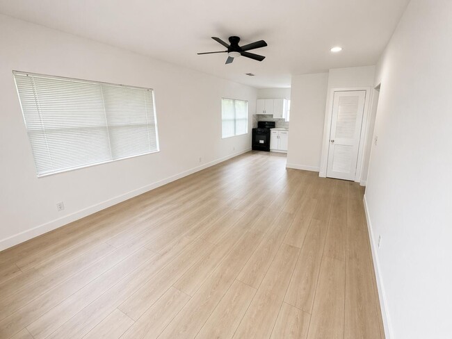 Building Photo - 135 SE 4th St