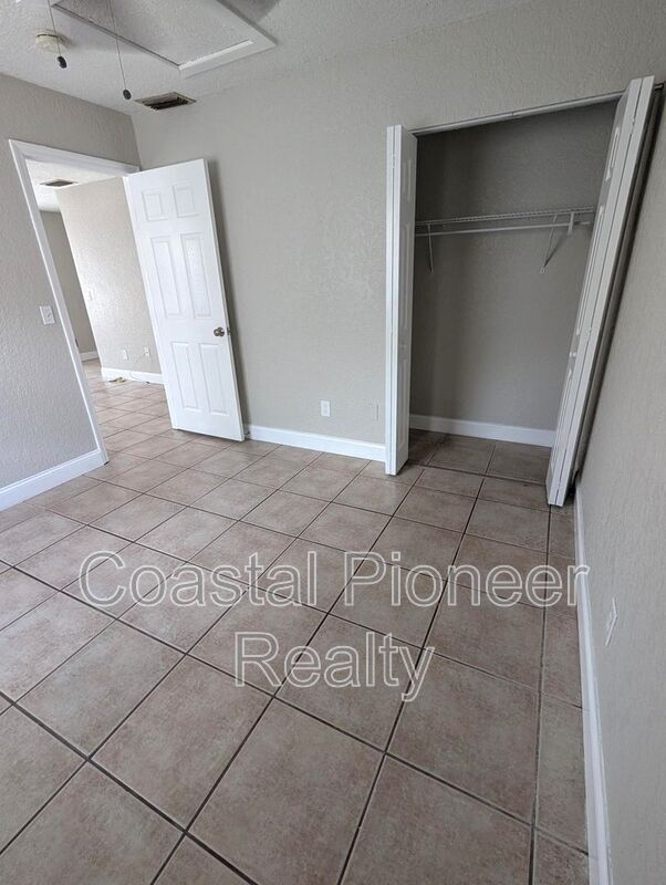 Foto del edificio - 5828 3rd St E