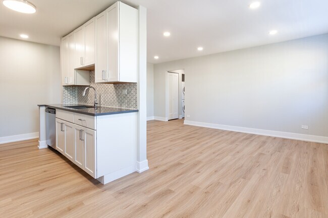 Building Photo - 531 W Aldine Ave