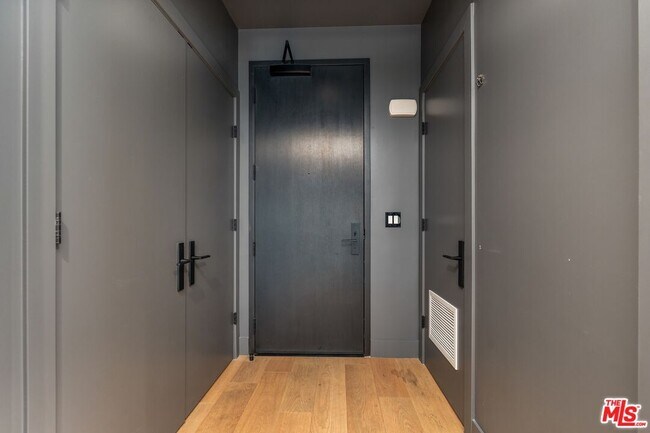 Foto del edificio - 10777 Wilshire Blvd