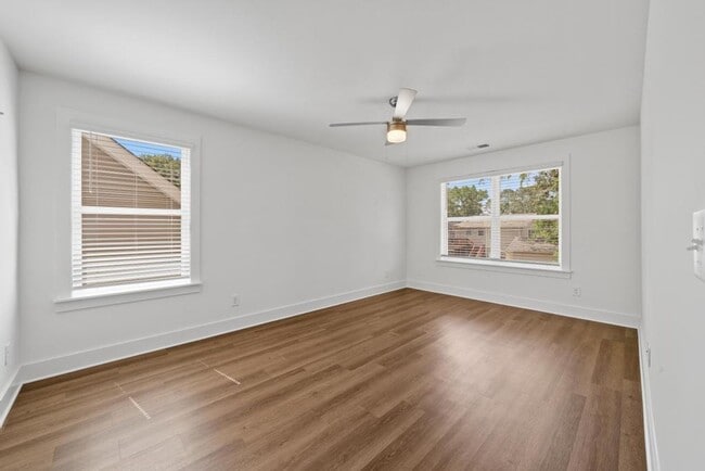 Building Photo - Spacious home with separate office space!