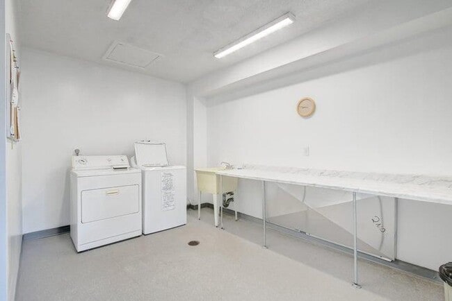 Building Photo - 2340 SW 22nd Ave