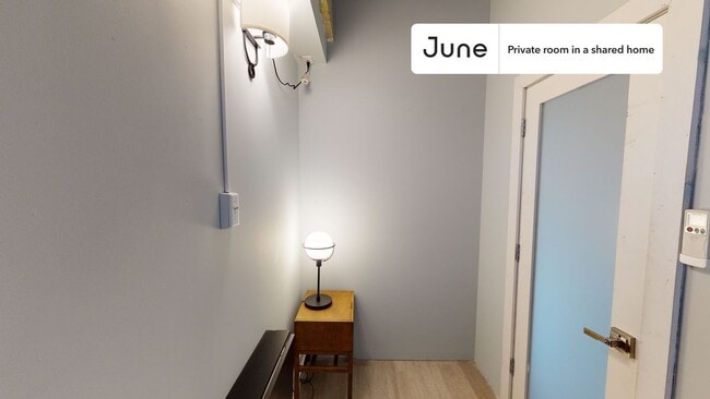 Foto del edificio - Private bedroom in 4 bed/1 bath Home