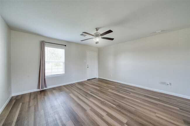 Foto del edificio - 5735 Rainbow Rd.