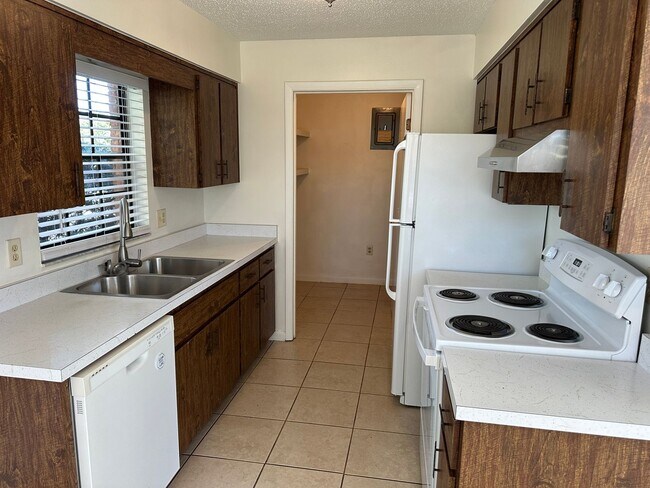 Foto del edificio - 706 Les St TP