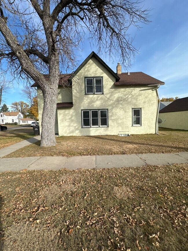 Building Photo - EZ - 402 Duplex