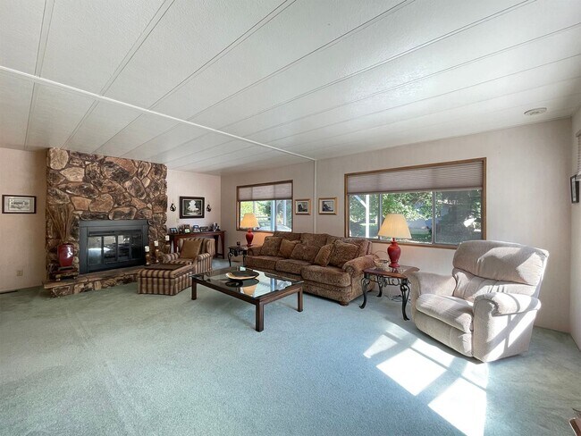 Foto del edificio - 121 Ivy Ln
