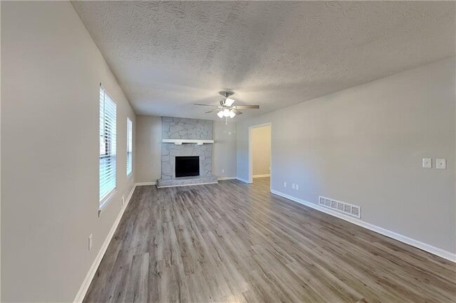 Foto del edificio - 4330 Treeline Way