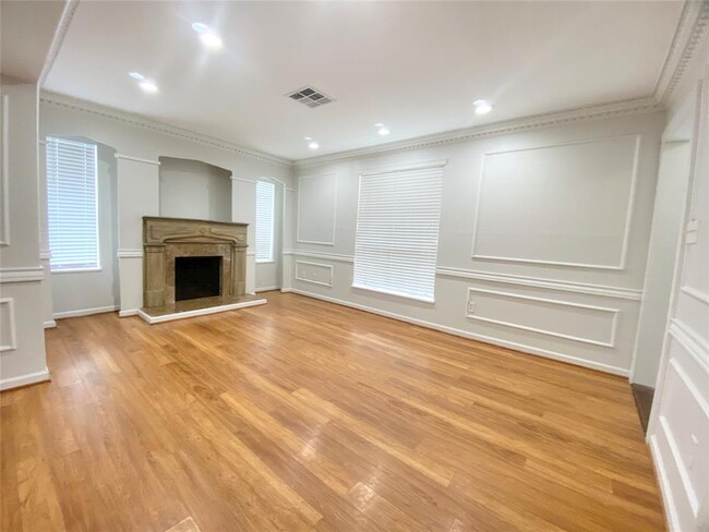 Building Photo - 2616 Greenbriar Dr