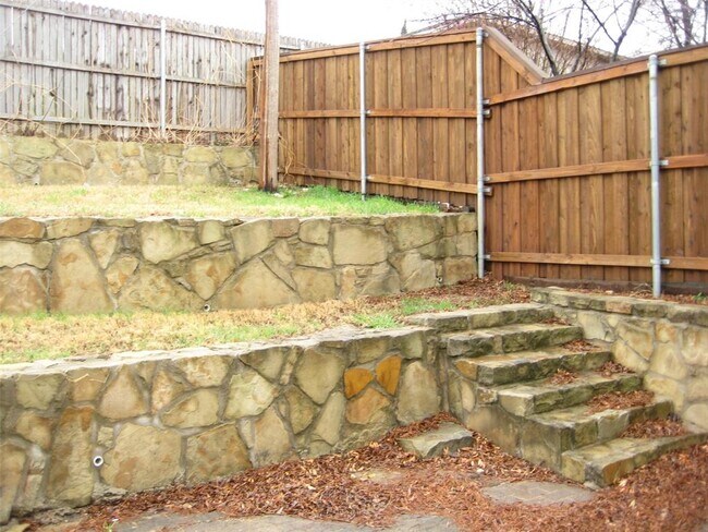 Building Photo - 2301 Fall Ct