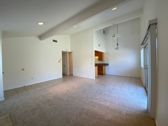 Building Photo - 2 Bedroom, Single Story Condo With A/C!