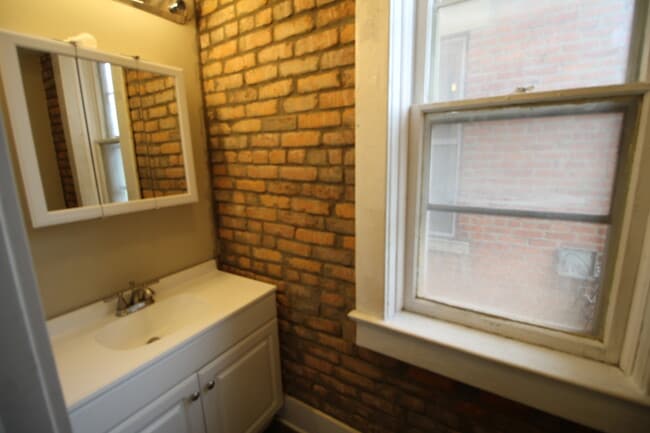 Building Photo - Beautiful renovated 3 bedroom single-famil...